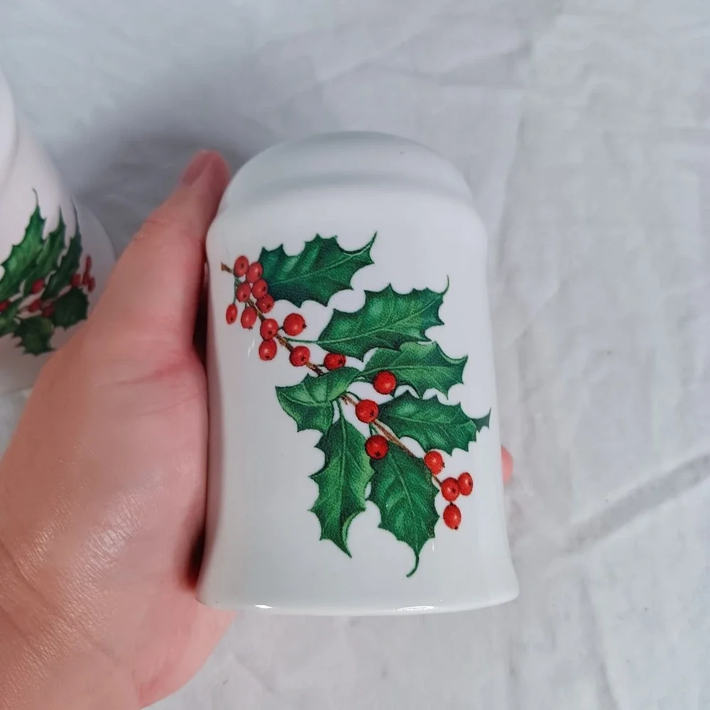 Hallmark Christmas Salt Pepper Shakers Holly Berries White Ceramic Holiday Decor